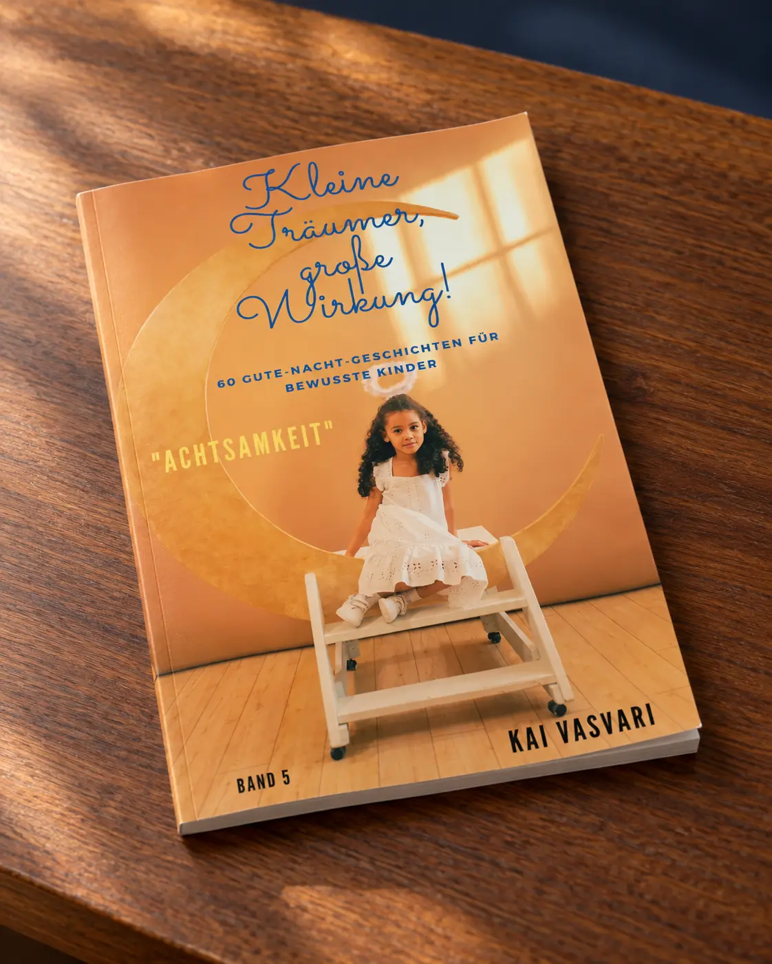Kleine Träumer, große Wirkung Band 5 – Achtsamkeit als dünnes Softcover auf einem Holzschreibtisch