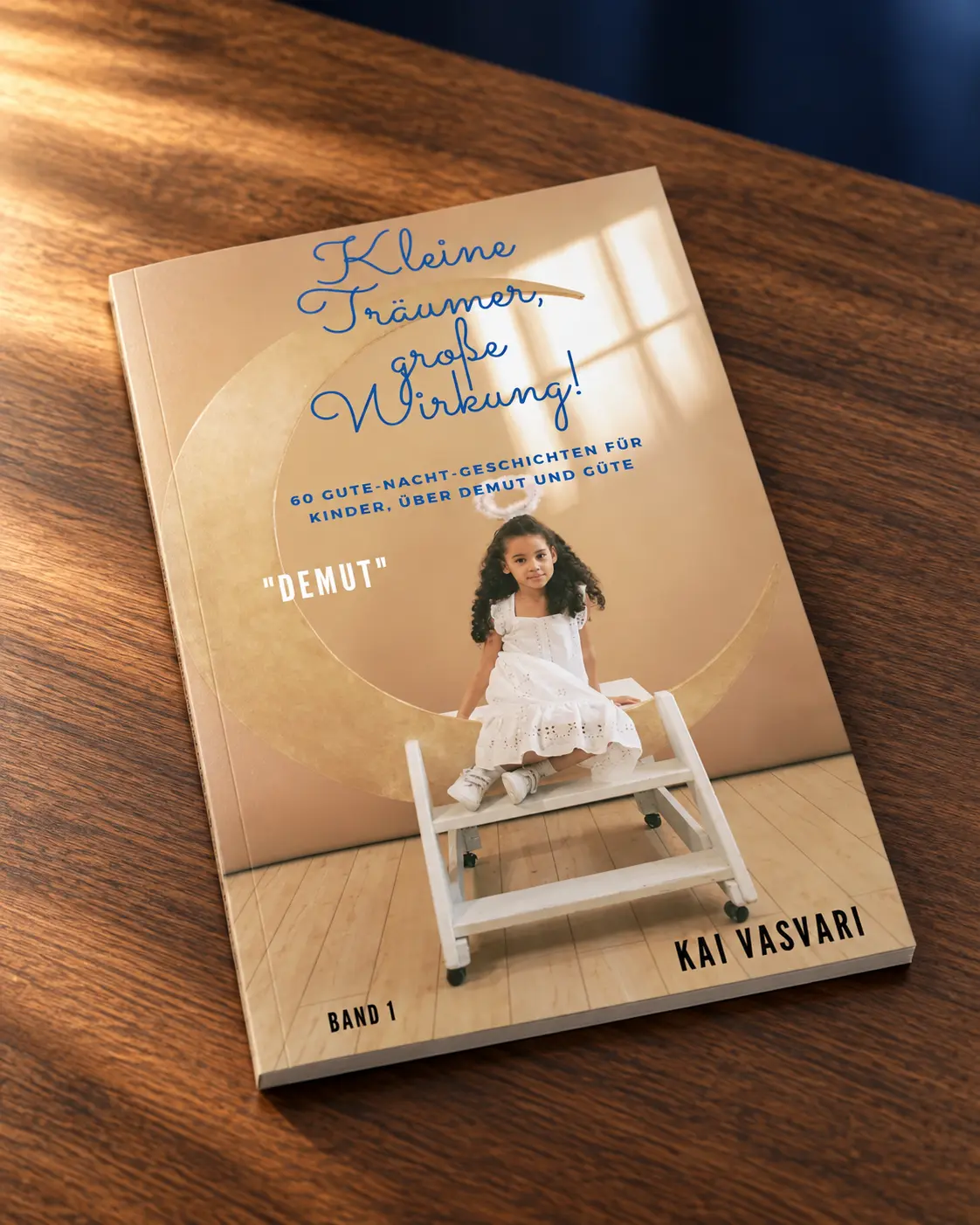Kleine Träumer, große Wirkung Band 1 – Demut als echtes Buch auf einem Holzschreibtisch