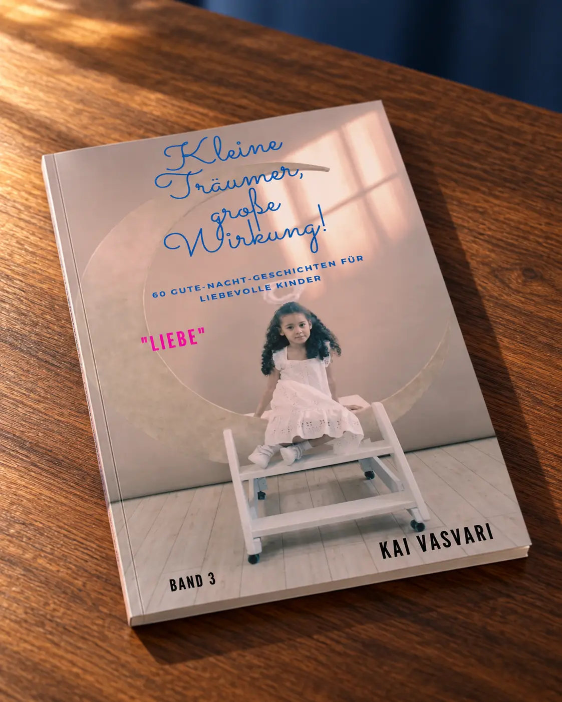 Kleine Träumer, große Wirkung Band 3 – Liebe als echtes Buch auf einem Holzschreibtisch