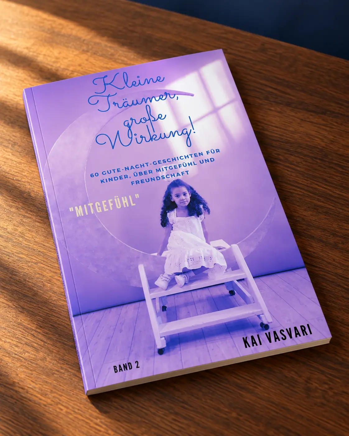 Kleine Träumer, große Wirkung Band 2 – Mitgefühl als echtes Buch auf einem Holzschreibtisch
