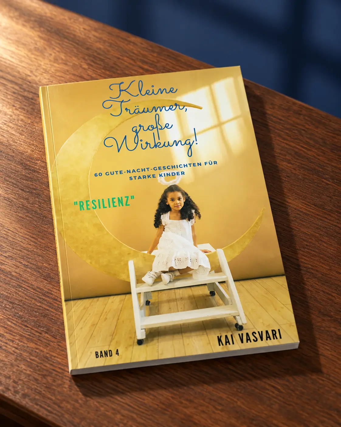 Kleine Träumer, große Wirkung Band 4 – Resilienz als echtes Buch auf einem Holzschreibtisch
