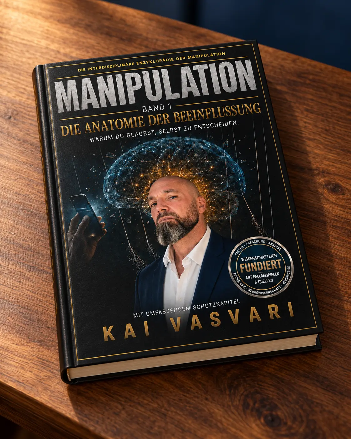 MANIPULATION Band 1 als Buch auf einem warmen Holzschreibtisch