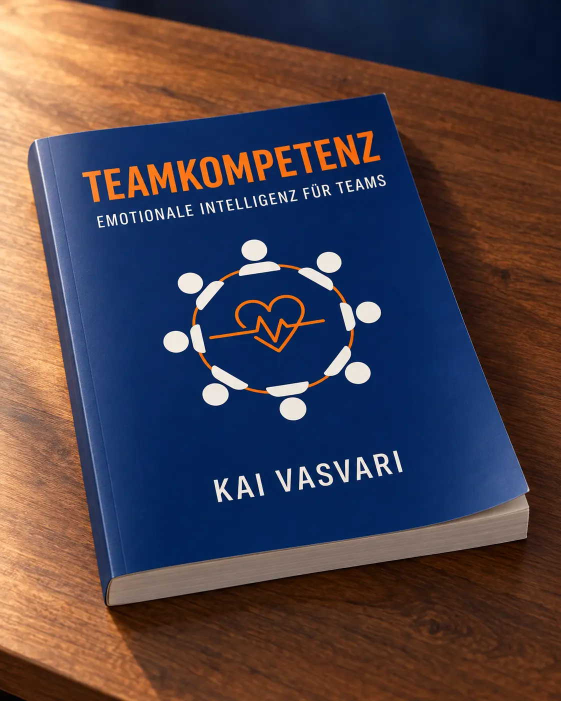 TEAMKOMPETENZ als Buch auf einem warmen Holzschreibtisch