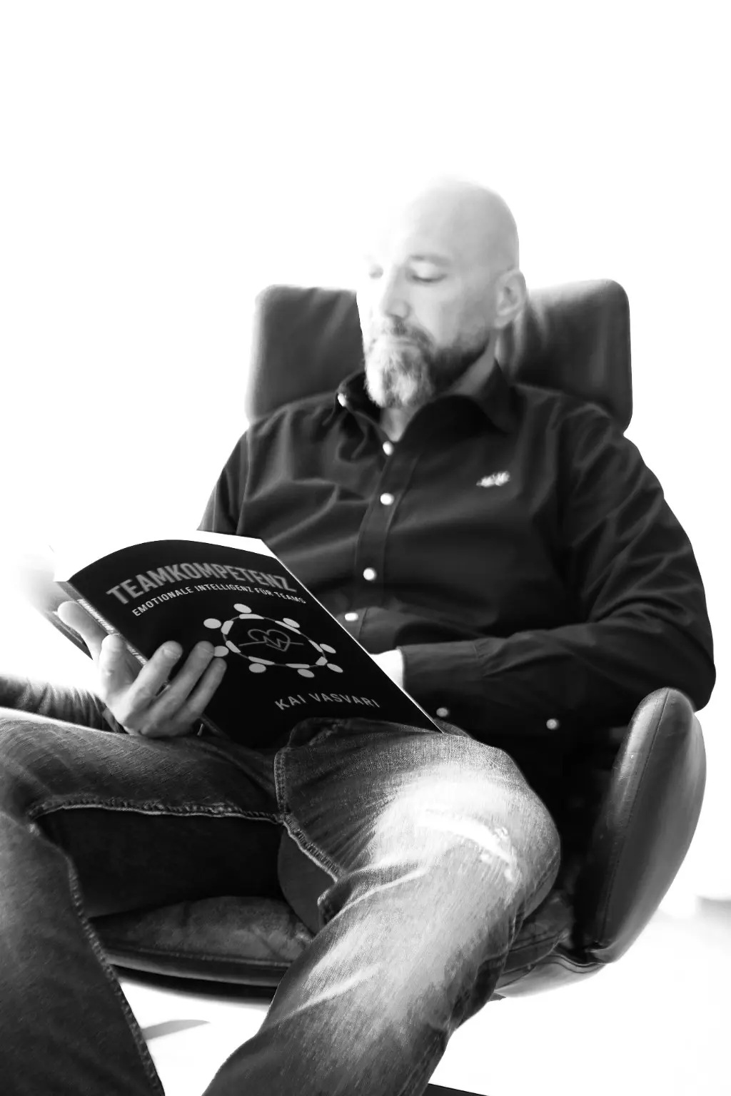 Kai Vasvari liest sein Buch TEAMKOMPETENZ