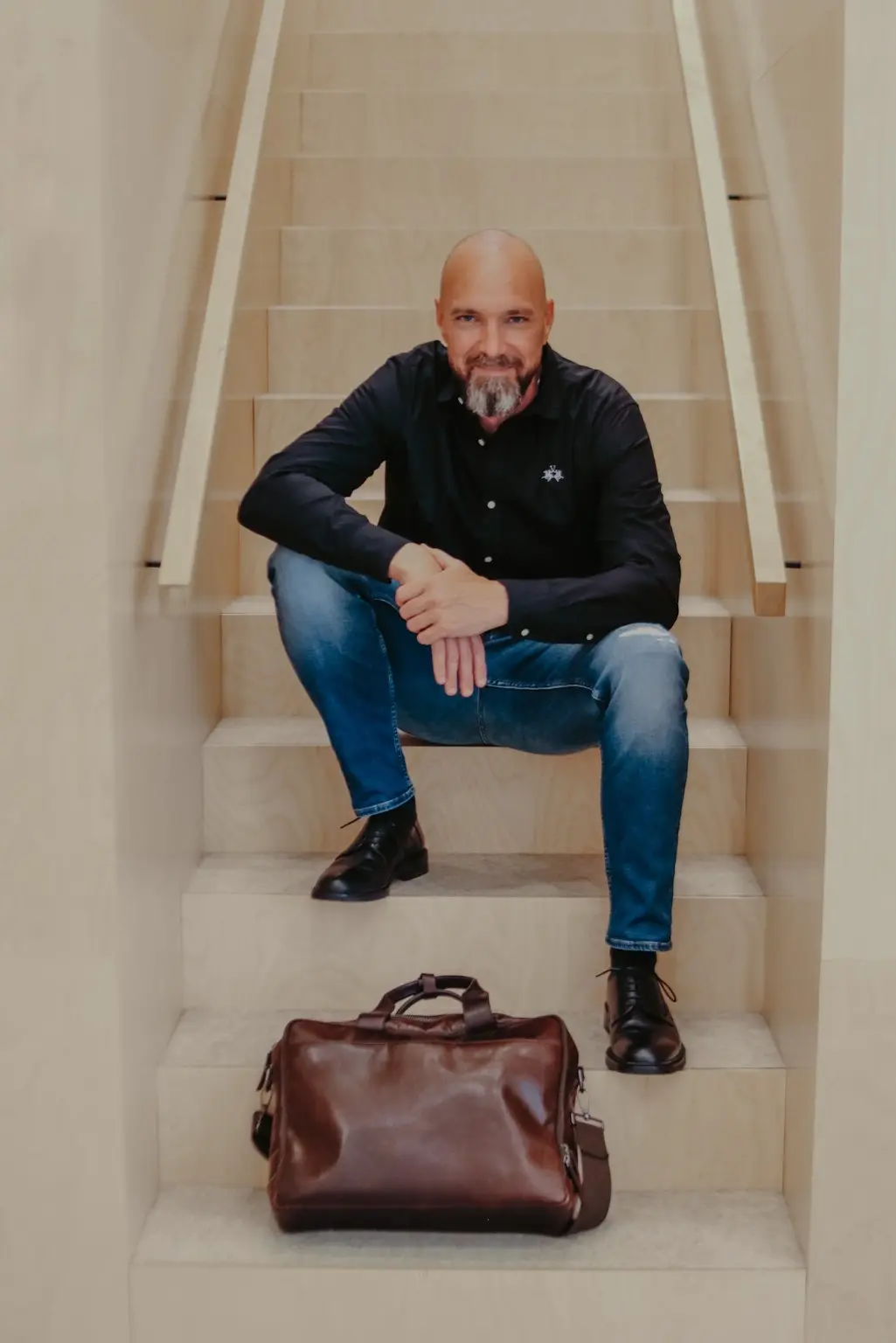 Autor Kai Vasvari auf einer Treppe mit Aktentasche