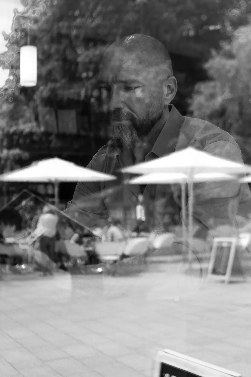 Kai Vasvari in einer reflektierenden Gesprächssituation