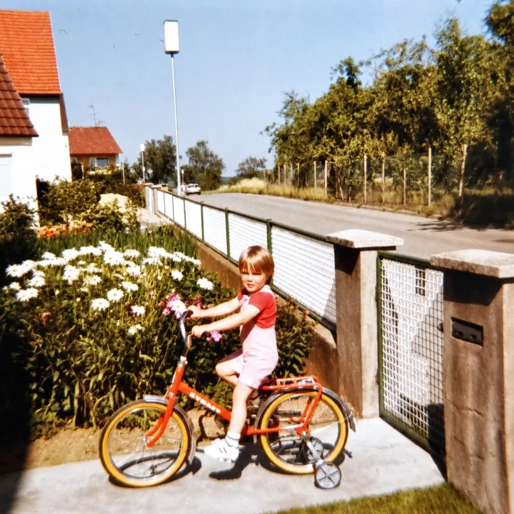 Kai Vasvari als Kind auf seinem roten Fahrrad – persönliche Geschichte und Kinderheim St. Clara Gundelfingen
